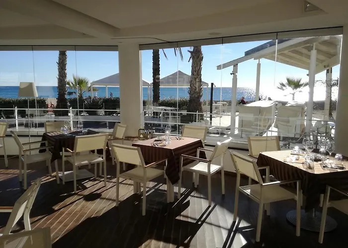 Hotel De La 3*